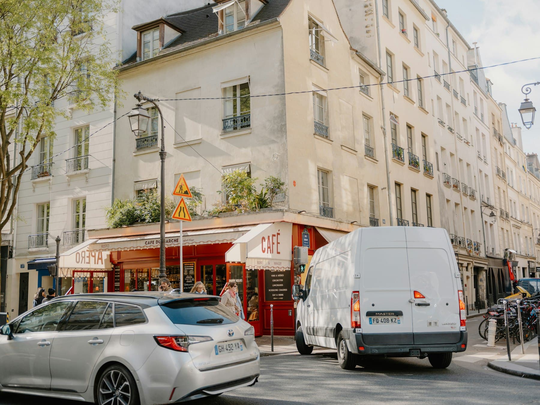 Fourgon de livraison stationné dans une rue parisienne, façades haussmanniennes